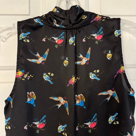 Monk & Lou Multi Bird Print Sleeveless Shawl Collar Blouse XXS Black - Picture 6 of 16